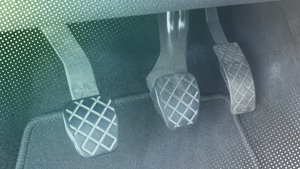 Wasser unter Auto-Fußmatten? Diese Maßnahmen solltet ihr schnell ergreifen