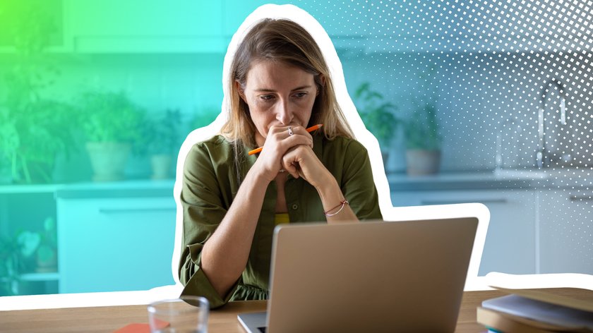 Frau schaut konzentriert auf Laptop