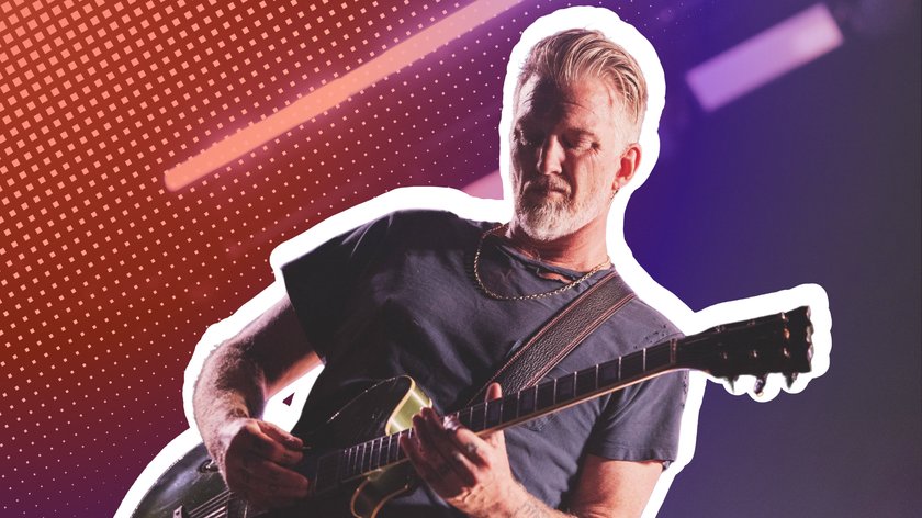 Josh Homme von Queens of the Stone Age bei einem Konzert.