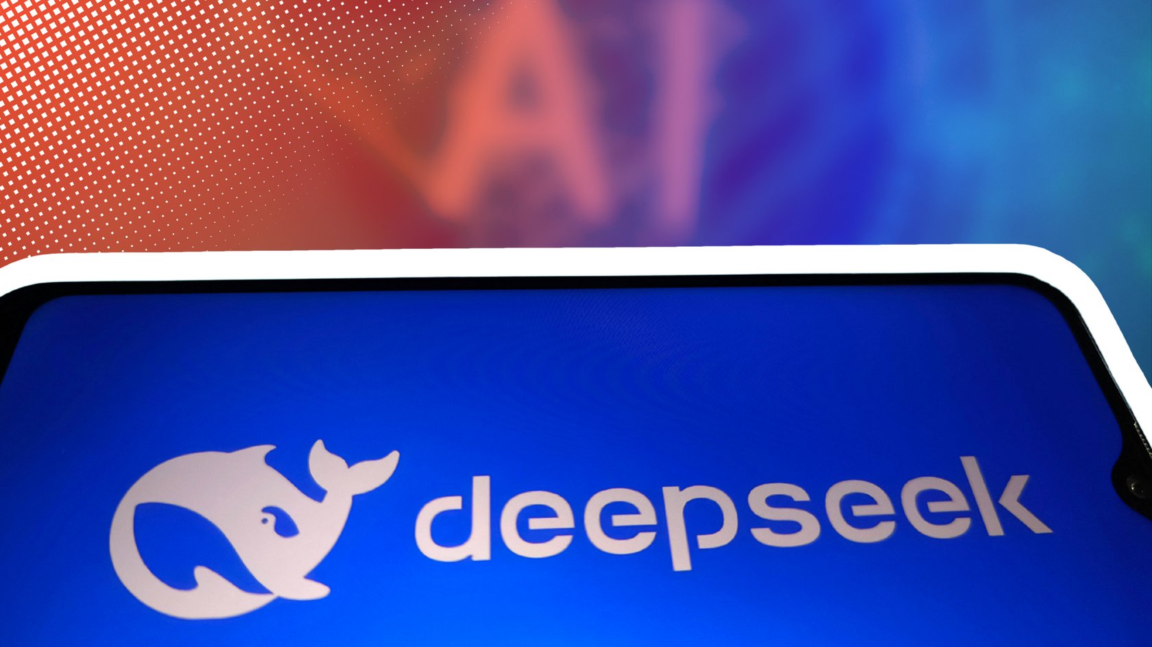 Ein Smartphone-Bildschirm zeigt das Logo und den Schriftzug "deepseek" auf blauem Hintergrund. Das Logo besteht aus einem stilisierten Wal-Symbol. Im Hintergrund ist ein verschwommenes Bild mit dem Wort "AI" in grossen Buchstaben sowie einer rot-blauen Farbverlaufsgrafik mit Punktemuster zu sehen.