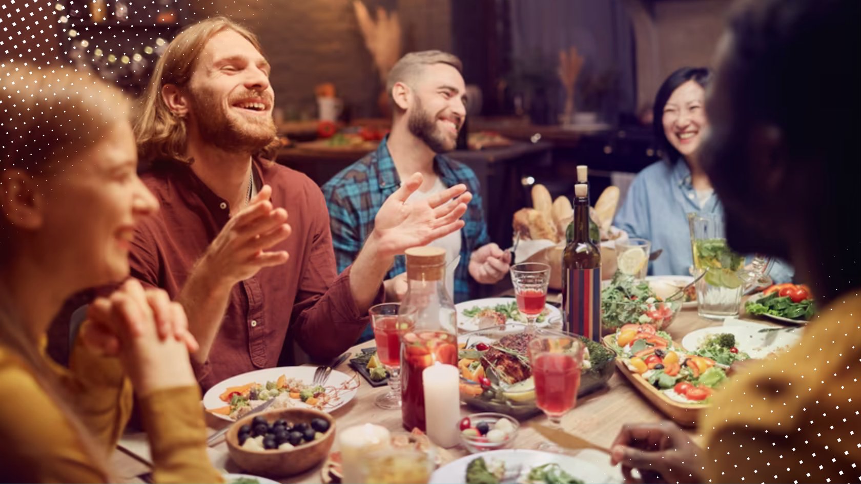 Freunde, die gemeinsam am Tisch essen und lachen.