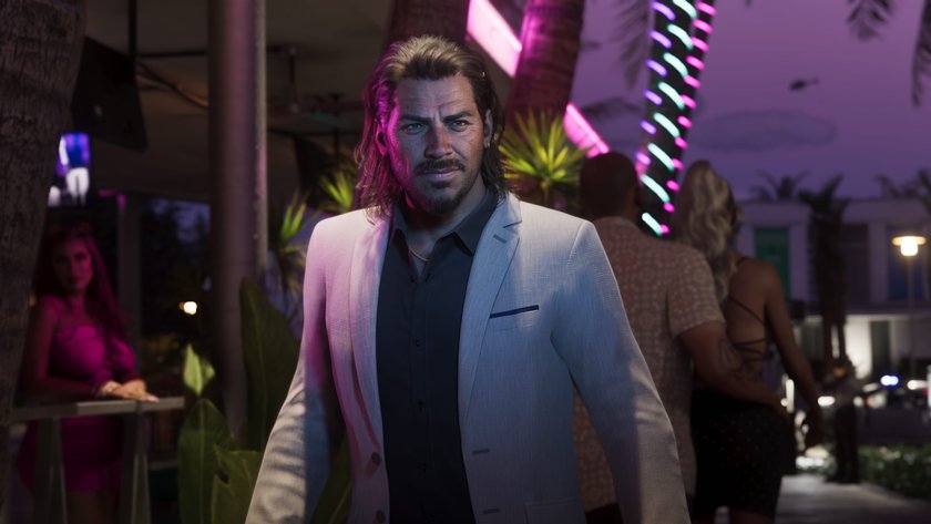 Raul Bautista aus GTA 6 im weißen Anzug bei Nacht auf einem Bürgersteig.