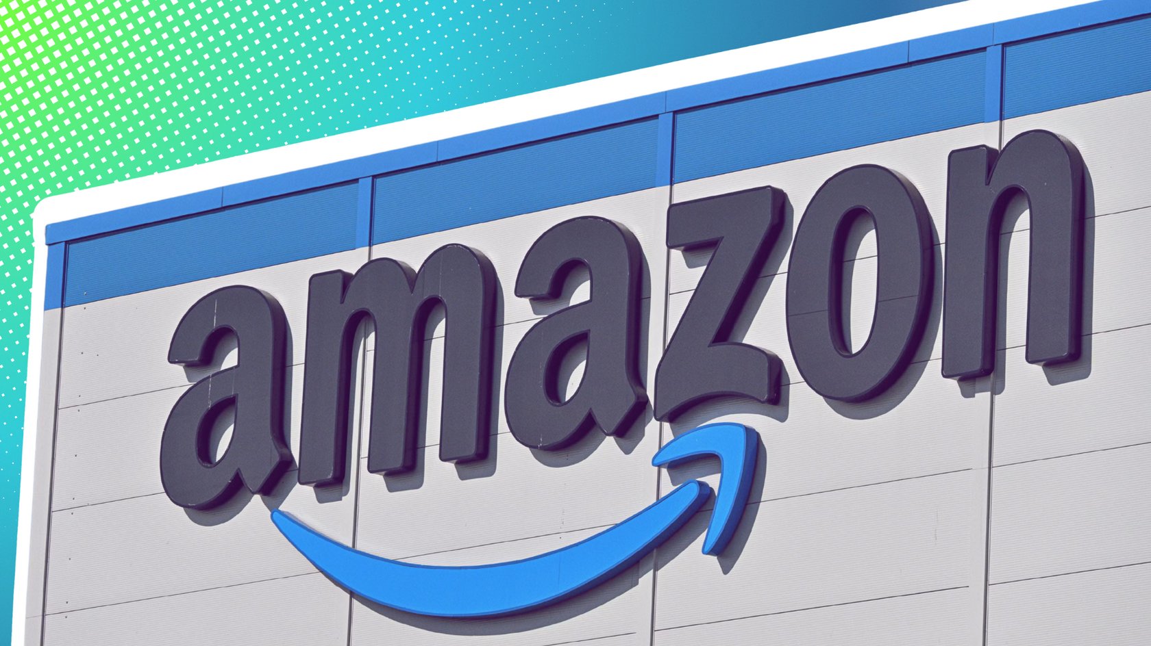 Amazon-Lagerhalle mit dem Amazon-Logo darauf.