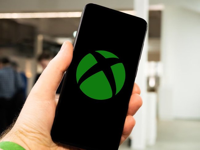 Bild eines Samsung Galaxy S23 mit einem dicken Xbox-Logo auf dem Bildschirm