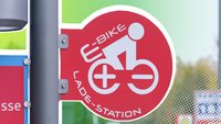 E-Bike unterwegs laden: So bleibt ihr auch auf langen Touren mobil