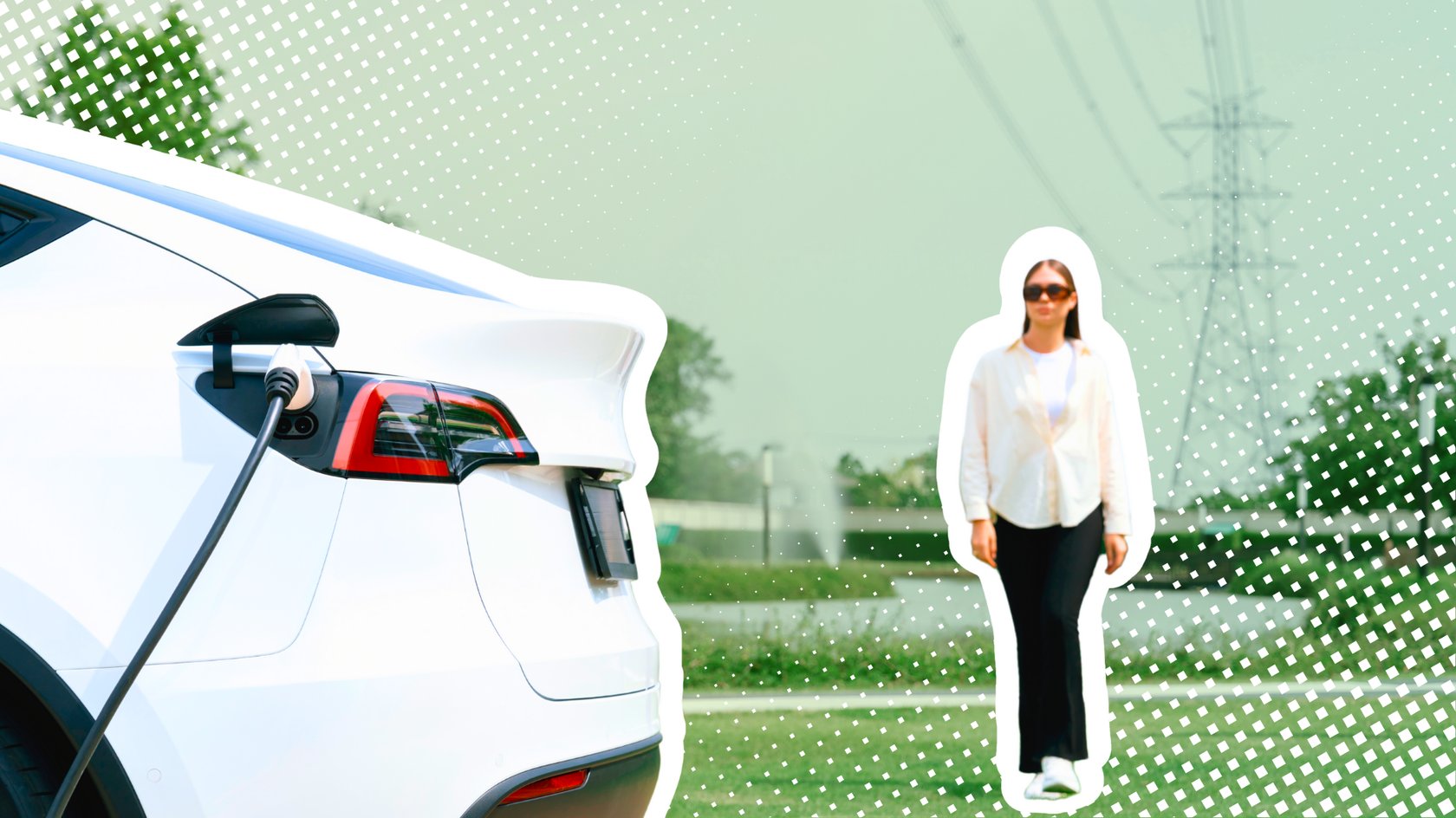 Junge Frau lädt ihr Elektroauto an einer Ladestation, verbunden mit einem Strommast.