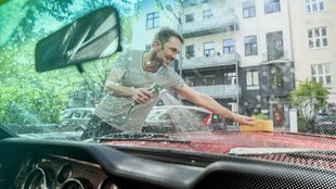 Schädlich für den Lack: Insektenreste schonend vom Auto entfernen