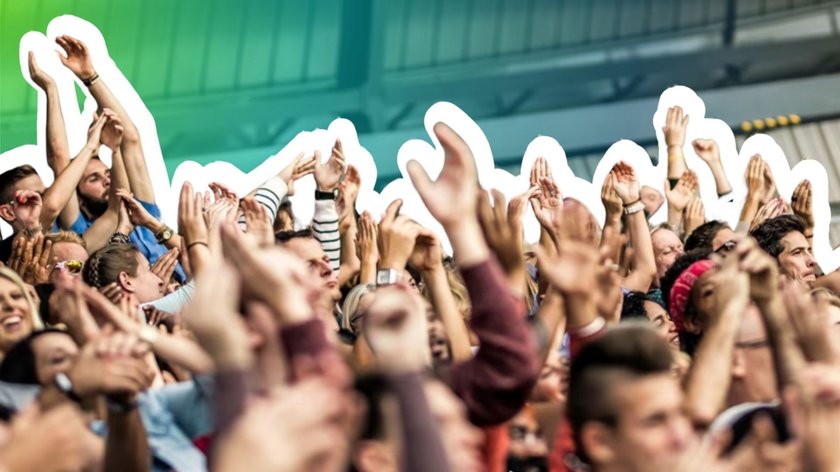 Jubelnde Fußball-Fans vor grünem Hintergrund.