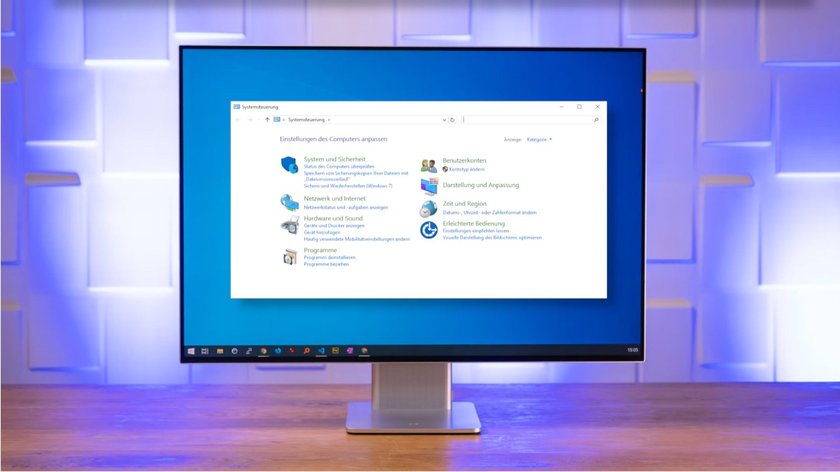 Ein Monitor, auf dem Windows 10 und die geöffnete Systemsteuerung zu sehen sind