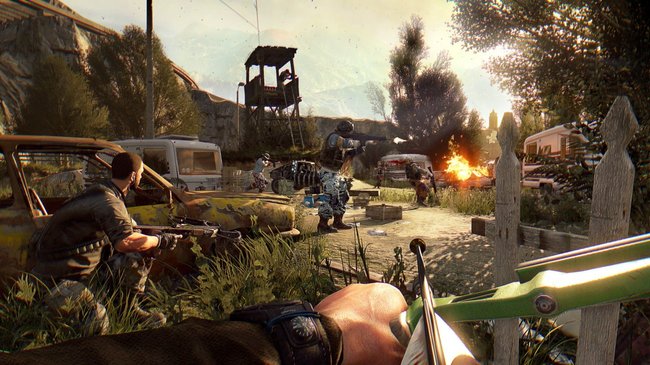 Der Hauptcharakter bewaffnet mit Pfeil und Bogen im Kampf gegen Soldaten in Dying Light: The Following.