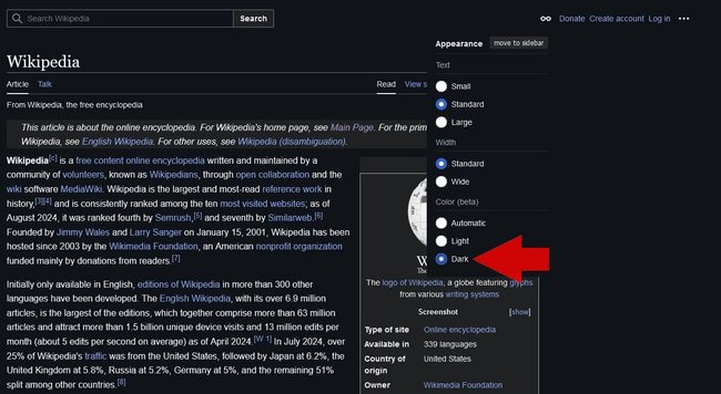 Wikipedia-Startseite im Dunkelmodus mit geöffnetem Menü zur Darstellungseinstellung. Eine rote Pfeilgrafik weist auf die Option "Dark" (dunkel), die im Farbwahl-Menü aktiviert ist. Weitere Einstellungsmöglichkeiten im Menü umfassen Textgröße (klein, Standard, groß) und Seitenbreite (Standard, breit).