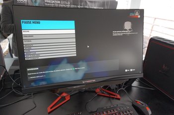 Acer Predator Z271UV (Z1) in der Totalen: Die Wölbung des Curved-Monitors ist gut zu erkennen