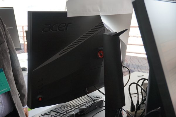 Acer Predator Z271UV (Z1): Auch die Rückseite präsentiert sich gewohnt hart in den Konturen