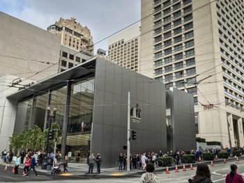 Die Schlange geht am Apple Store vorbei und ums Hotel herum
