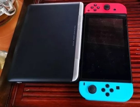 Größenvergleich zur Nintendo Switch (Bild: GPD)