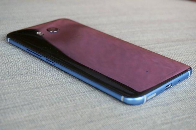 HTC U11: Rückseite liegend