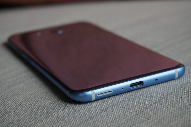 HTC U11: Rück- und Unterseite liegend