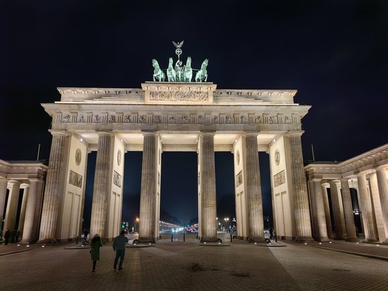 برلین در شب: The Mate شدت نور زیادی را در تاریکی به نمایش می گذارد.