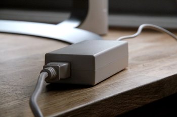 Das Netzteil des LG 34UC98-W