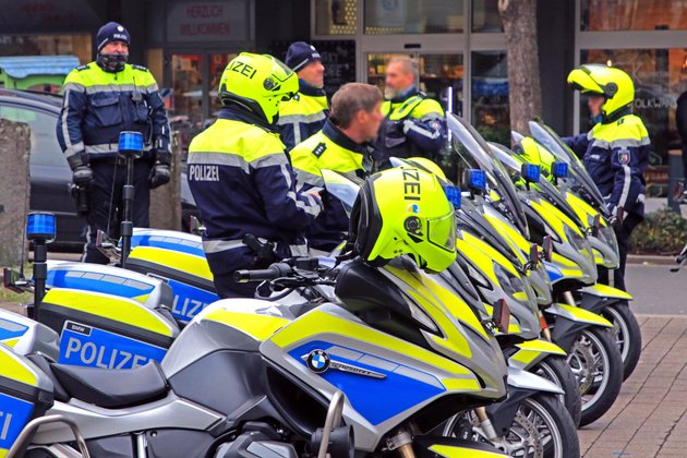Klapphelme einer Polizeistaffel (Bildquelle: IMAGO / Gottfried Czepluch).