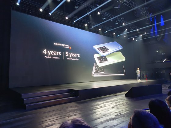 Auch dieses Foto von der Präsentation der Xiaomi-13-T-Serie zeigt: Künstliches Licht und hoher Dynamikumfang sind schwierig für das Nothing Phone 2.