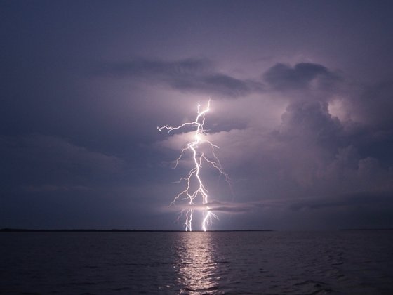 Mit den richtigen manuellen Einstellungen klappen auch solche Aufnahmen. Das Einstellen der Schärfe ist aber ab Dämmerung ein Ratespiel. Nachträglich leicht zugeschnitten.