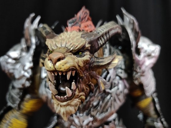 Porträt mit vielen Details: Die Actionfigur im GIGA-Studio sieht unter anderem dank des (hier echten) Bokeh-Effekts furchterregend aus, verliert aber gezoomt an Qualität. (© Frank Ritter/GIGA.DE)