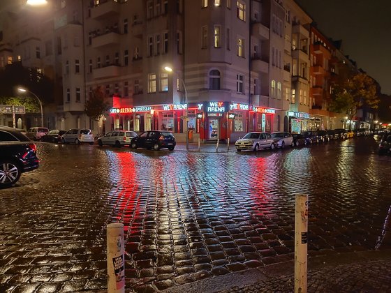 Nachtaufnahmen mit viel farbigem, künstlichen Licht liegen dem OnePlus 6T. Der Rauschfilter könnte allerdings etwas weniger aggressiv agieren. (© Frank Ritter/GIGA.DE)