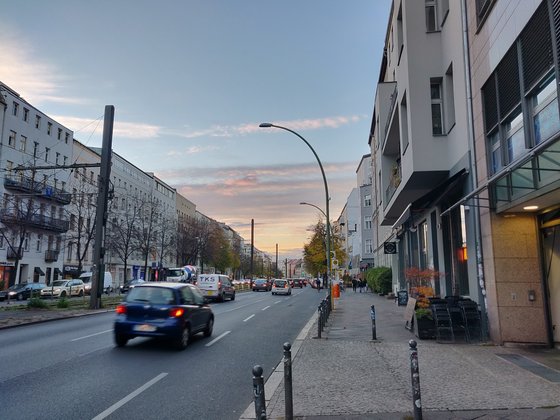 Die Torstraße im Abendlicht. Sieht ungezoomt gut aus, aber auch hier leichte Schwächen im Bildhintergrund wegen des zu aggressivem Postprocessings. (© Frank Ritter/GIGA.DE)