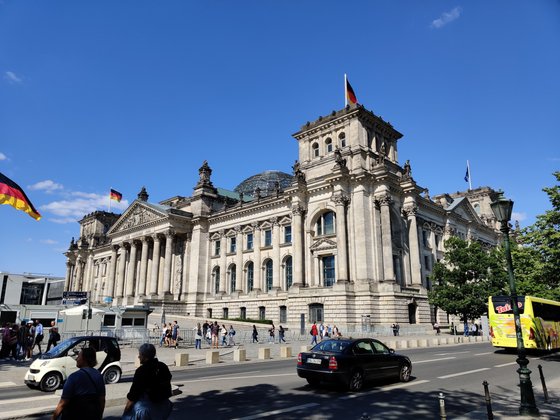 Der deutsche Bundestag, aufgenommen mit der regulären Linse