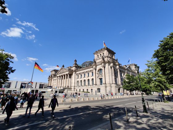 Der deutsche Bundestag, aufgenommen mit der Weitwinkellinse.