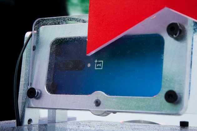 Zentrales Steuerelement ist ein 5G-fähiges Smartphone von OnePlus