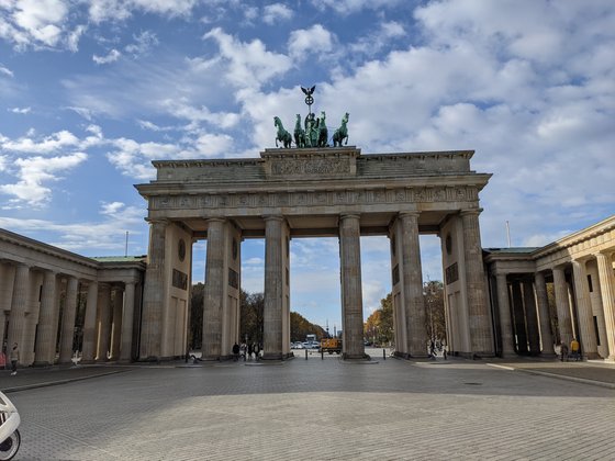 Solides Bild des Brandenburger Tors bei 1x Zoom.