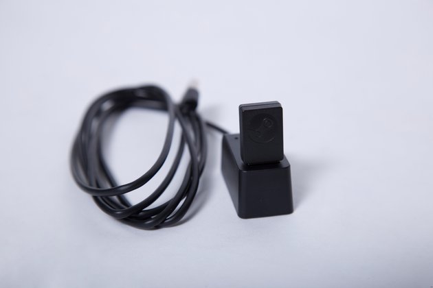 Der Verbindungsadapter kann via USB an den PC gesteckt werden, optional mit Kabel und Dock, um die Reichweite zu erhöhen.