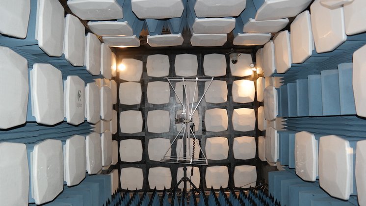 In dieser Kammer kommen ebenfalls diverse Radiofrequenzen zum Einsatz, um die Lautsprecher auf mögliche Störsignale hin zu prüfen.