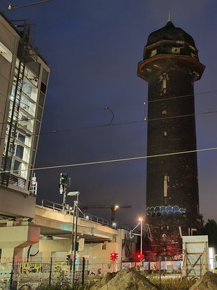 … im Ausschnitt (hier 2×) sieht man aber vermatschte Farben und übertünchte Details. Die Leitungen verschwinden vor dem dunklen Hintergrund teilweise.