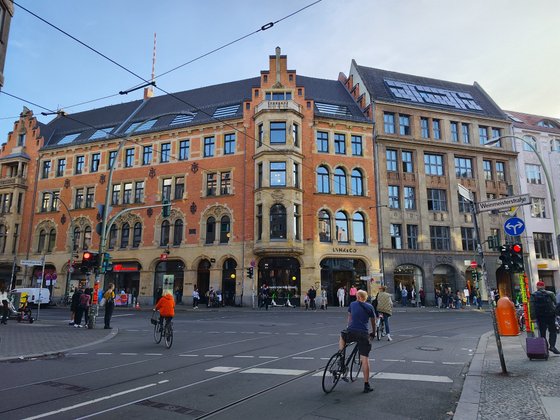 Blick auf die Neue Schönhauser/Ecke Weinmeisterstraße: Gutes Farbbild, bei den Details könnte man mit der 200-MP-Kamera mehr erwarten. Die Straße rauscht, Gesichter und das Mauerwerk fehlt es an Details.