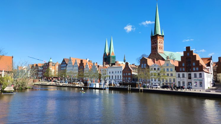 Unterschiede im Processing: Die Aufnahme unter strahlendblauem Lübecker Himmel wirkt in 18,7 MP wesentlich farbintensiver …