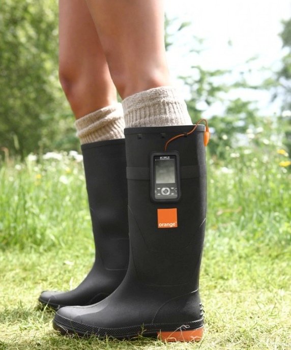 Orange Power Wellies: Gummistiefel produzieren Strom fürs Handy