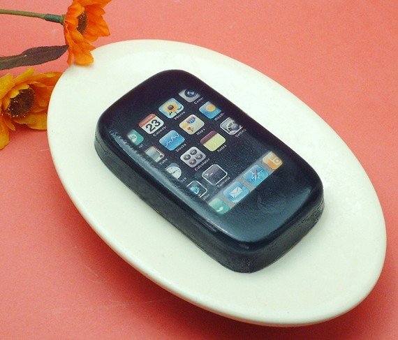 Für reinliche Fanboys: iPhone-Seife mit Grillwurstduft