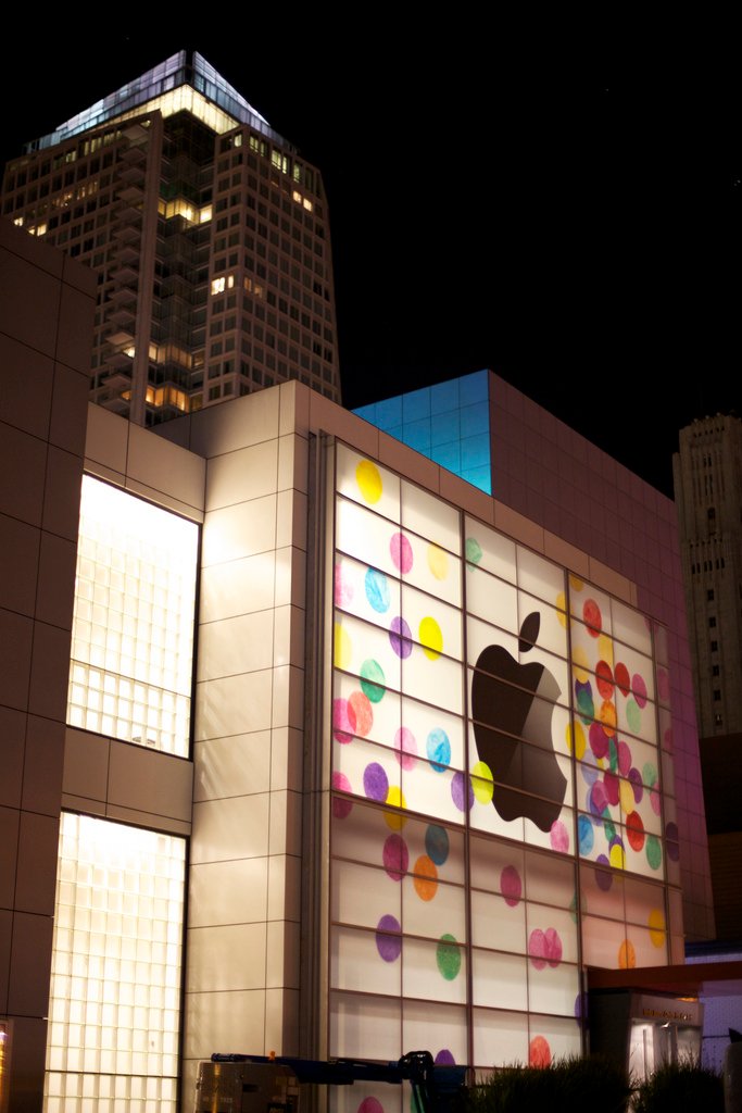 Farbenfroh: Apple dekoriert Yerba Buena Center für iPad Event