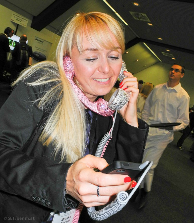 iPhone-Headset: Telefonhörer mit Swarovski-Kristallen (IFA)