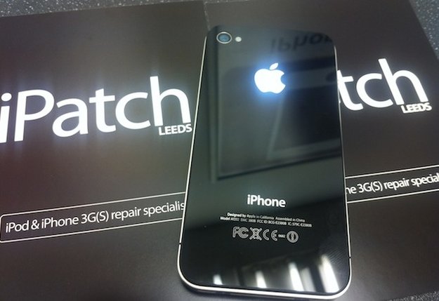 iPhone 4 mit leuchtendem Apple-Logo