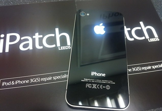 iPhone 4 mit leuchtendem Apple-Logo
