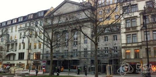 Zukünftiger Apple Store Berlin wird eingerüstet