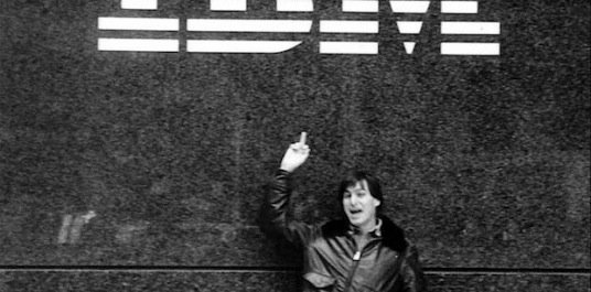 Steve Jobs zeigt IBM den Finger