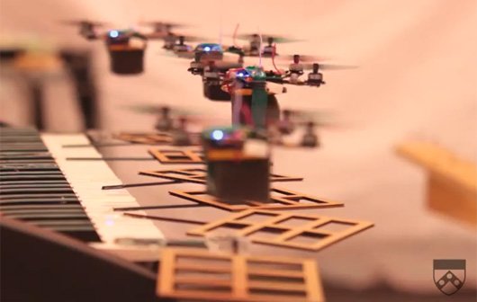 Fliegende Robot Quadrotors spielen James Bond-Soundtrack