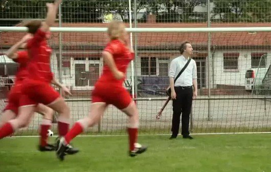 Olli Schulz: "Spielerfrau"-Video - Wembley, Flitzer, hallo HSV