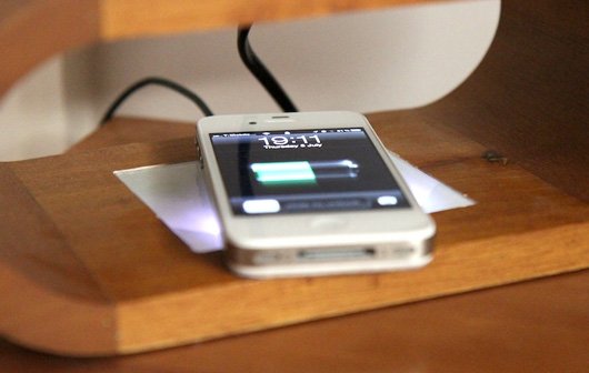 iPhone 4S Modding: Videoanleitung für kabelloses Aufladen per Induktion