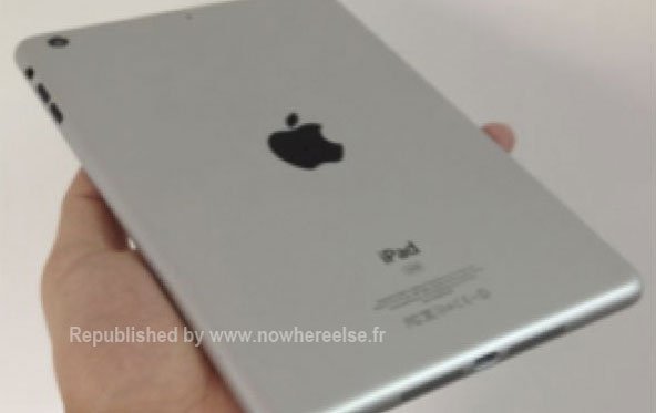 iPad mini: Dummy zeigt wie es in der Hand liegt